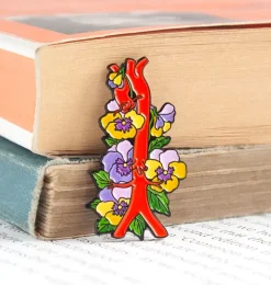 Aorta mit Blumen - Emaille Pin | Codex Anatomicus Online