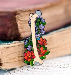 Beckenknochen mit Blumen - Emaille Pin | Codex Anatomicus Sale