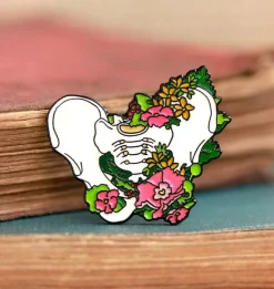 Beckenknochen mit Blumen - Emaille Pin | Codex Anatomicus Discount