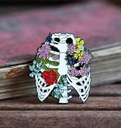 Brustkorb mit Blumen - Emaille Pin | Codex Anatomicus Sale
