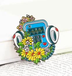 Defibrillator mit Blumen - Emaille Pin | Codex Anatomicus Clearance