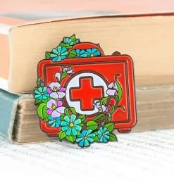 Erste-Hilfe-Kasten - Emaille Pin | Codex Anatomicus Clearance