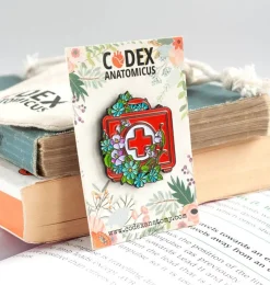 Erste-Hilfe-Kasten - Emaille Pin | Codex Anatomicus Clearance