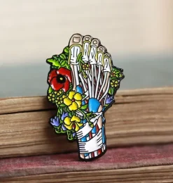 Fuß mit Blumen - Emaille Pin | Codex Anatomicus Discount
