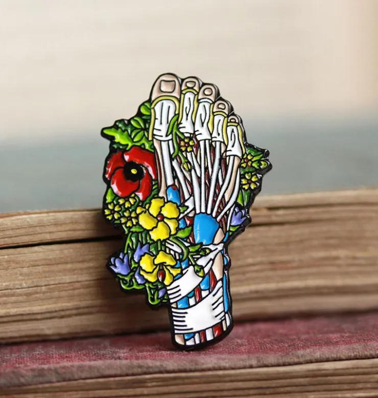 Fuß mit Blumen - Emaille Pin | Codex Anatomicus Discount