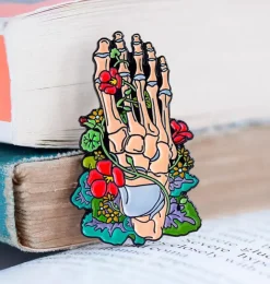 Fußskelett mit Blumen - Emaille Pin | Codex Anatomicus Outlet