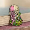 Gesichtsmuskeln und Schädel mit Blumen - Emaille Pin | Codex Anatomicus New