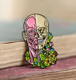 Gesichtsmuskeln und Schädel mit Blumen - Emaille Pin | Codex Anatomicus New