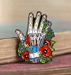 Hand mit Blumen - Emaille Pin | Codex Anatomicus Online