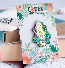 Hundeschädel mit Blumen - Emaille Pin | Codex Anatomicus Clearance