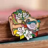 Ohr mit Blumen - Emaille Pin | Codex Anatomicus Online