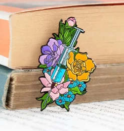 Spritze mit Blumen - Emaille Pin | Codex Anatomicus Sale