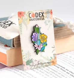 Spritze mit Blumen - Emaille Pin | Codex Anatomicus Sale