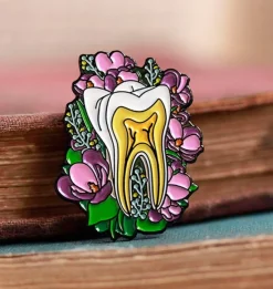 Zahn mit Blumen - Emaille Pin | Codex Anatomicus Hot